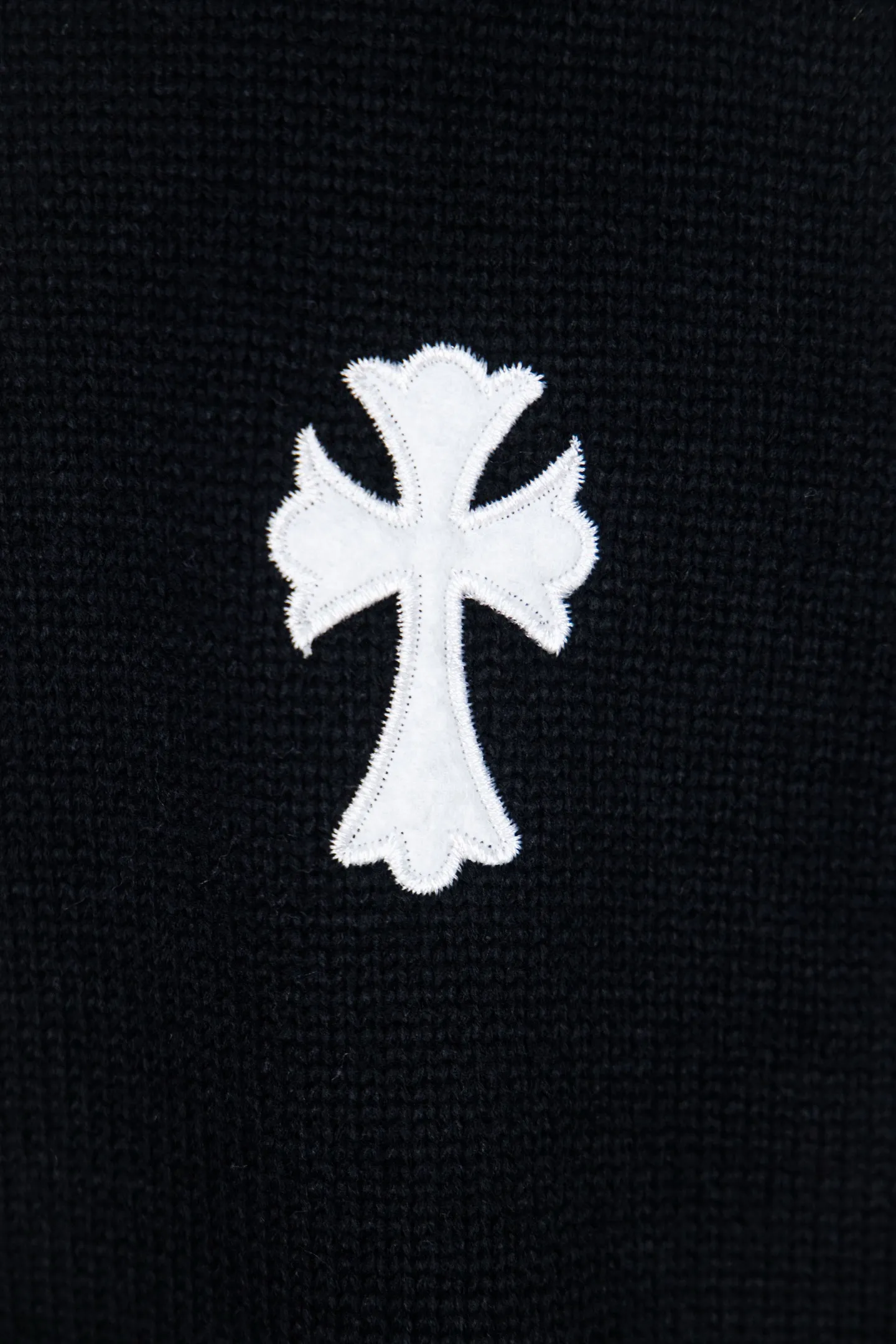 P250 Chrome Hearts CH Chrome Hearts Patch Cross Hole Knitted Sweater Pullover. The popular style is the same for men and women. It is matched with black and white. It looks good in real life. It looks good on the upper body. It looks good in daily wear. It is even more photogenic. It’s hard not to buy it. Buy it for me!!! Believe me, no one can refuse such a machine-length Chrome Hearts jacket. It has expanded the version based on the old version. The upper body is loose and stylish. The casual design of the hem is expanded to make fat people slim down to the extreme. Slim people are limited to high-end and high-end. 10,000 yuan ZP printing. 1:1 perfect restoration. Looks good when worn alone. Both men and women can control it easily. If you care more about quality, you must also respect the price. It is completely different from the thin see-through bottoms that pill when worn. If the style makes you shine at a glance, then quality is what you should pay more attention to. Compared with price, what we focus on is quality. Customers who have received my products know all about it. ️️️ Sweaters on the market are generally made of bract yarn. We use modal. Compared with core-spun yarn, the advantages are very intuitive: high cost, high price, high density, relatively expensive for developers, allowing us to make a lot less money. In addition, the upper body is delicate, anti-pilling, and high-end. We are conscientious sellers. Quality determines the upper body effect. No matter how bad the quality, the best style is still the temperament of the urban-rural fringe. We only do long-term business. Quality determines character. Take it back and wear it with confidence and wash it. The quality of the pattern will definitely make your eyes shine. We only make the right version of high quality. We make high-end hard goods. Reject junk goods and reject fast food. Conscientious quality and conscientious price. You deserve it!  Color: Black White Gray Red Size: S M L